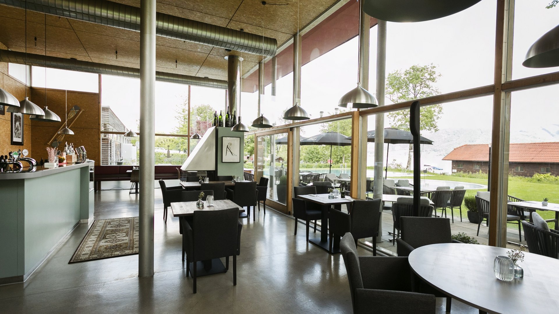restaurant_achterdeck_by_aichinger Ein großzügiger Speisesaal mit Panorama Fenstern, die dich den Ausblick aufs Grüne genießen lassen