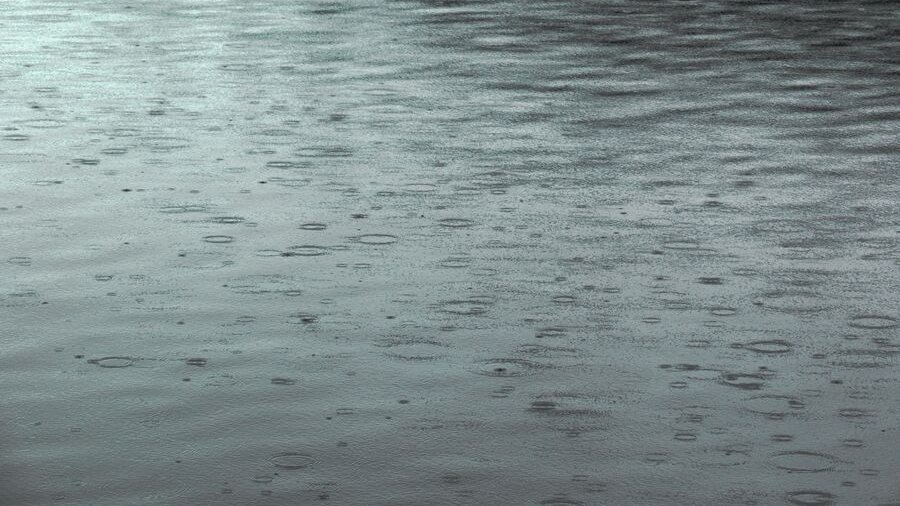 Regentropfen auf der Wasseroberfläche Regentropfen bilden Ringe auf einer grauen Wasseroberfläche