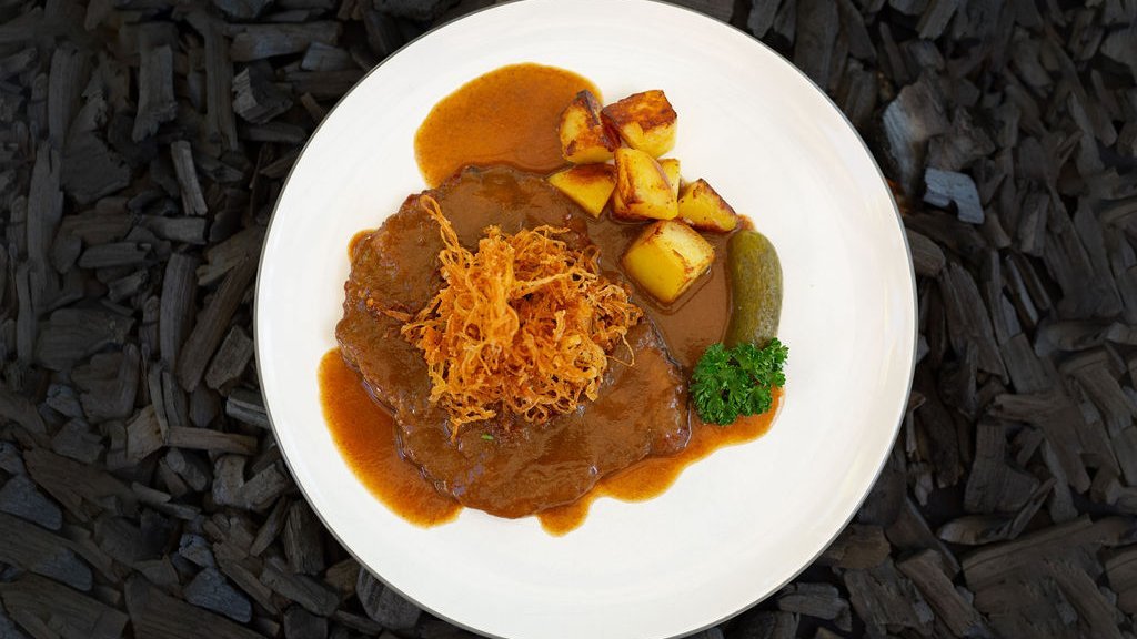 Exquisites Gericht auf einem Teller im Restaurant DAS BRÄU, bekannt für seine erstklassige Küche und kreative Rezepte