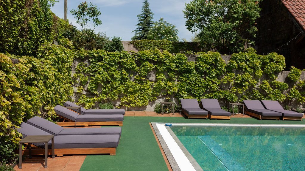 aichinger_poolbereich_sommer.jpg Poolbereich des Hotel Aichinger mit Liegen, ideal für eine erfrischende Auszeit und komfortable Entspannung während der Sommermonate