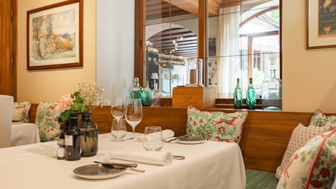 Der gemütliche Innenbereich des Restaurants DAS BRÄU, mit stilvoller Einrichtung für ein angenehmes und erstklassiges Dining-Erlebnis